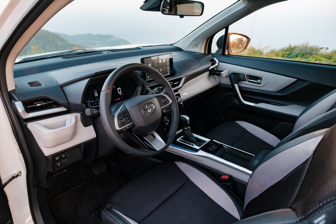 Thiết kế khoang lái trên mẫu MPV Toyota Veloz Cross 2