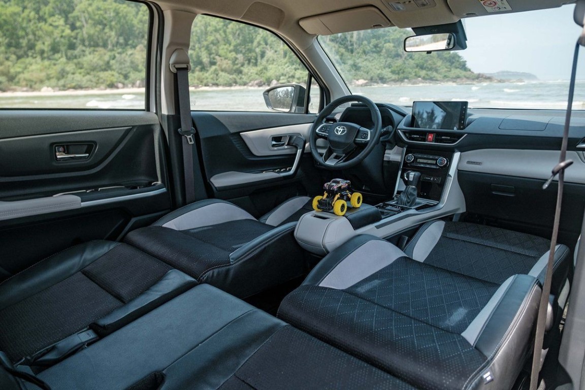 Các hàng ghế phía trên của Veloz Cross có thể ngả xuống giống như một chiếc ghế sofa