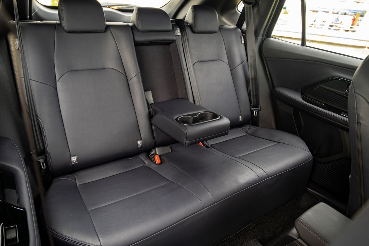 Hàng ghế sau Toyota Yaris Cross 2025 có khoảng để chân tương đối dễ chịu