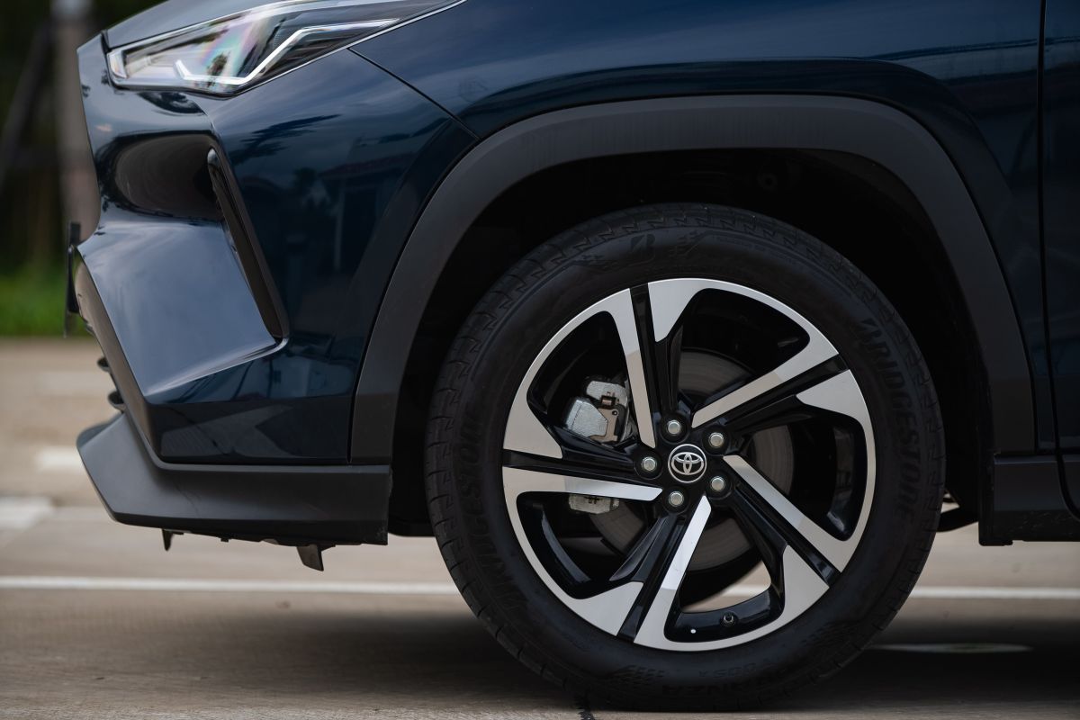 Nâng đỡ toàn bộ thân trên của Toyota Yaris Cross 2025 là bộ mâm phay xước